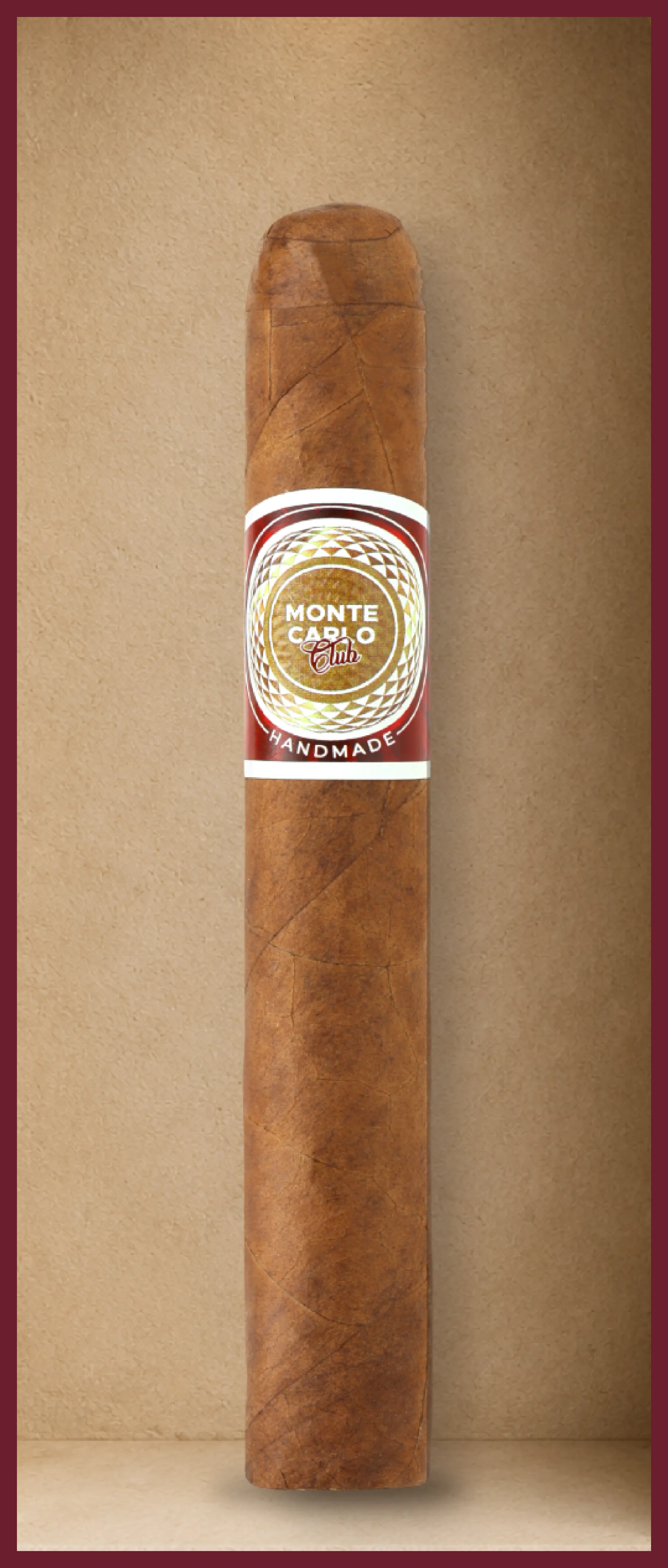 Close-up of the Monte-Carlo Club® Toro cigar, 149 mm with a ring gauge of 52, displayed in its beige alcove.